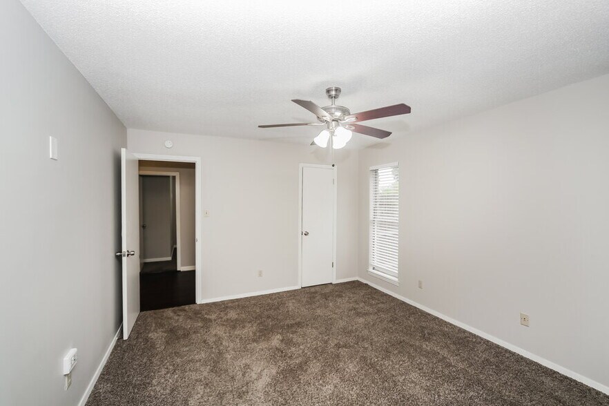 Building Photo - 6124 Kensington Cir