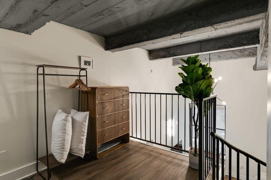 Building Photo - 150S S Independence Mall W