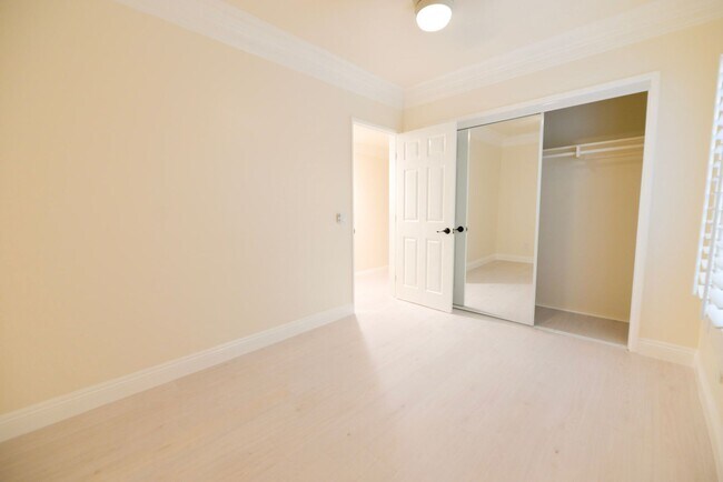 Building Photo - 412 Avenida Santa Barbara