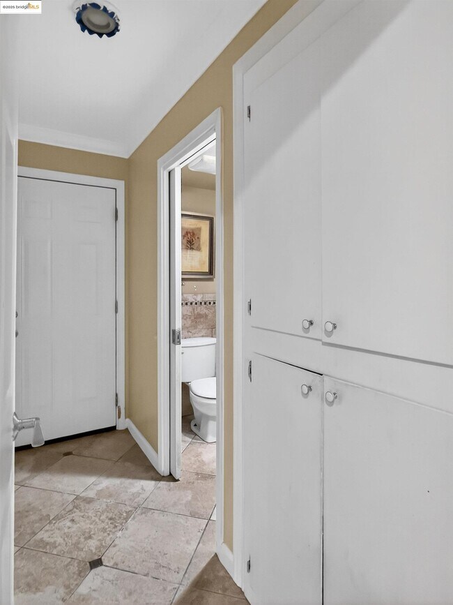 Building Photo - 2322 Peachtree Cir