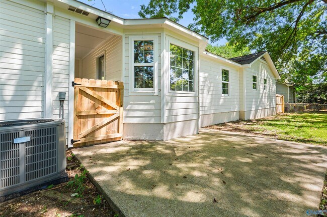 Building Photo - 12002 Country Ln Dr