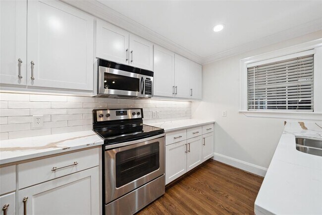 Building Photo - 1621 Heights Blvd