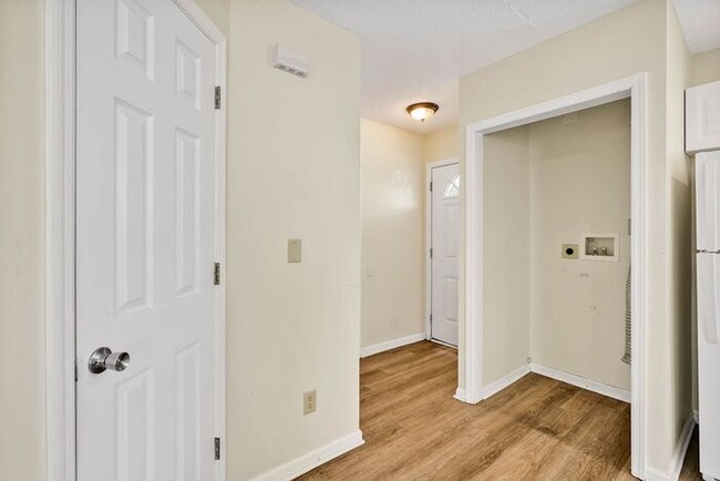 Building Photo - 3 BR/ End UNIT/ FIRE PLACE! Cozy townhouse...