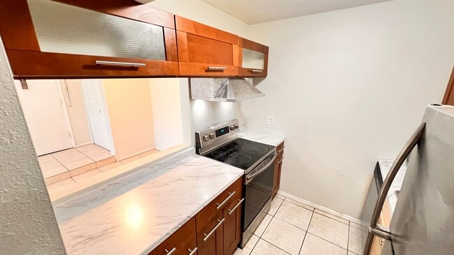 Building Photo - 1/1 Ready for Move In! Heart of Orlando Gated Community with Amenities!