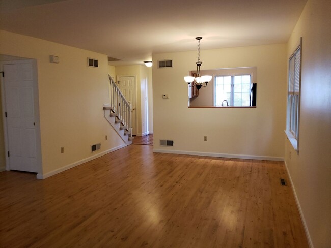 Building Photo - 3 Bedroom, 2 Bath, Sun room and 1 car gara...