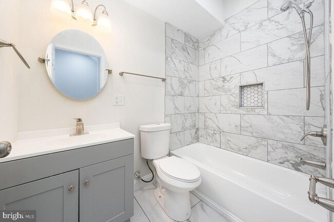 Building Photo - 71 Dolphin St