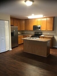 Building Photo - Updated 3BR/2BA Duplex | 1,350 Sq Ft | Stainless Appliances | Near Busch Gardens