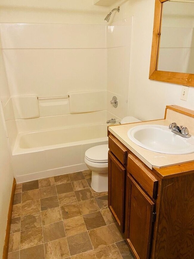 Building Photo - 4 Bedroom, 3 Bath Ranch Style Home with 2 ...