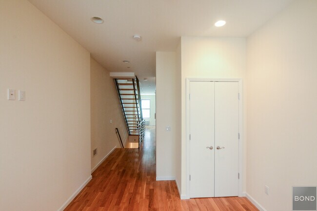 Building Photo - 151 E 71st St