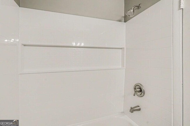 Building Photo - 2805 Northeast Expy