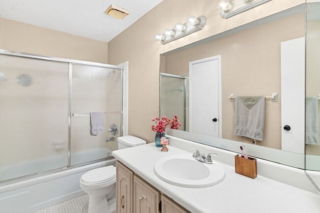 Building Photo - 2 bed 2 baths condo in Wildwood