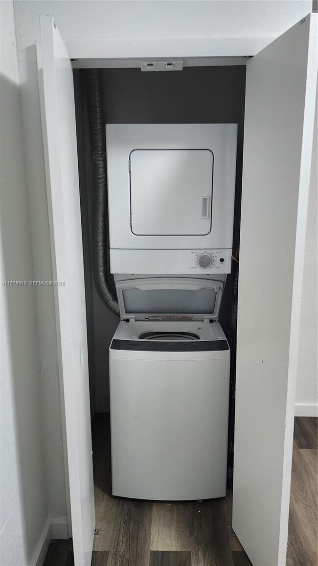 Building Photo - 1726 SW 25th Ave