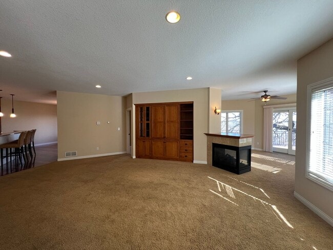 Building Photo - Luxury townhome