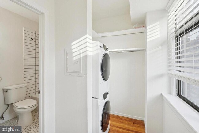 Building Photo - 319 S 10th St