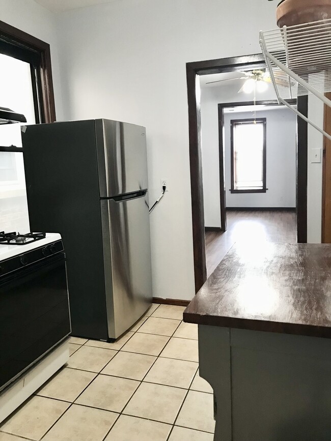 Building Photo - 940 W 31st Pl