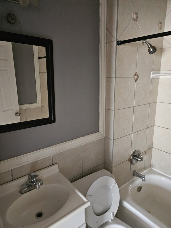 Building Photo - 10014 Sladden Ave