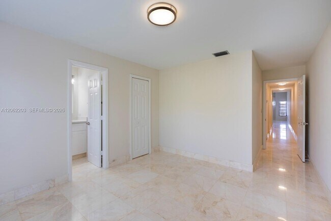 Building Photo - 2733 SW 31st Pl