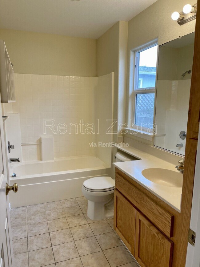 Building Photo - 2062 Red Oak Cir