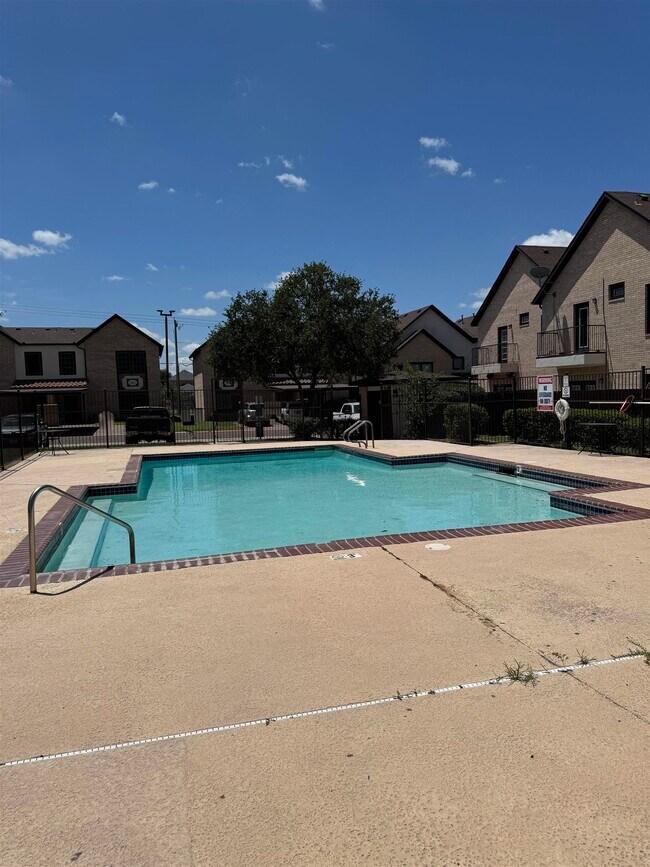 Building Photo - 2445 Monarch Dr