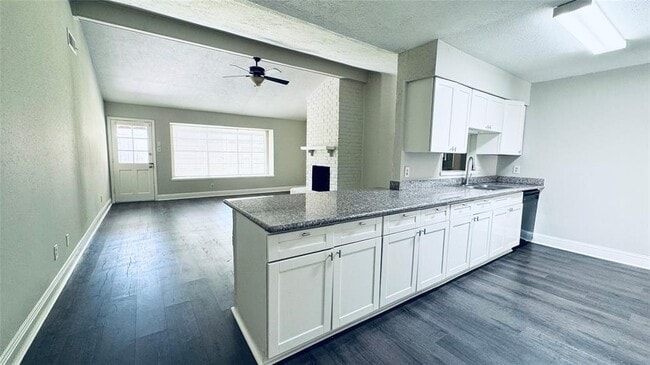 Building Photo - 10418 Towne Oak Ln