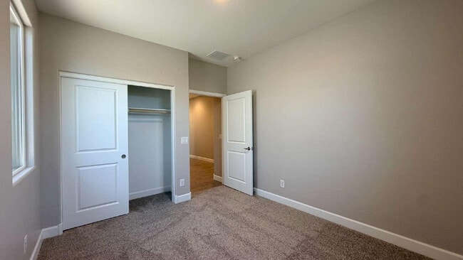 Building Photo - 612 Hazelnut Ln
