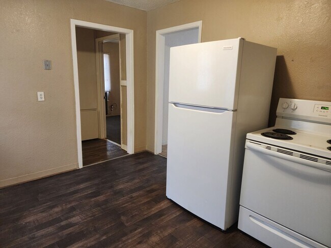 Building Photo - E 9th Duplex 1