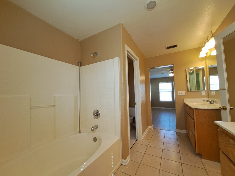 Building Photo - 4950 Trouville Ln