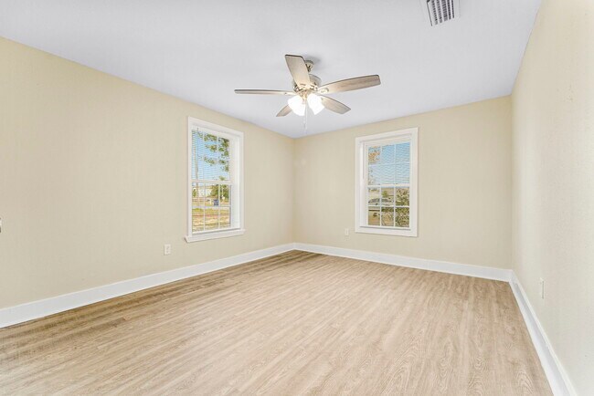 Building Photo - 1020 E 14th St