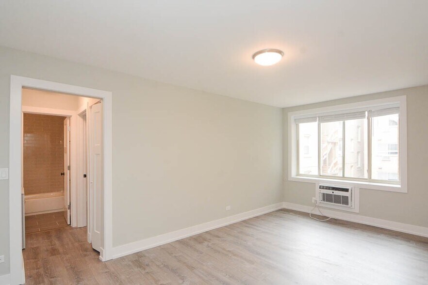 Building Photo - 533 W Surf St
