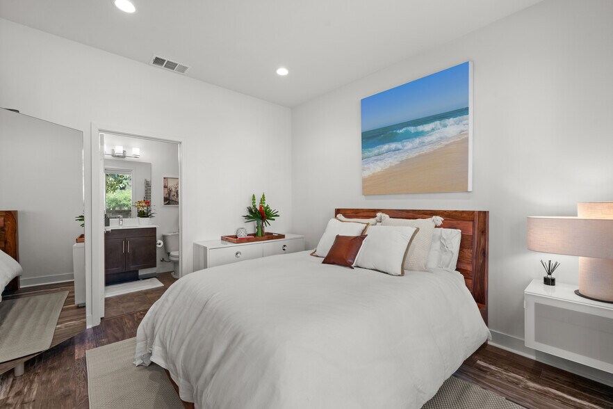 First Floor Ensuite Bedroom - 1651 Topanga