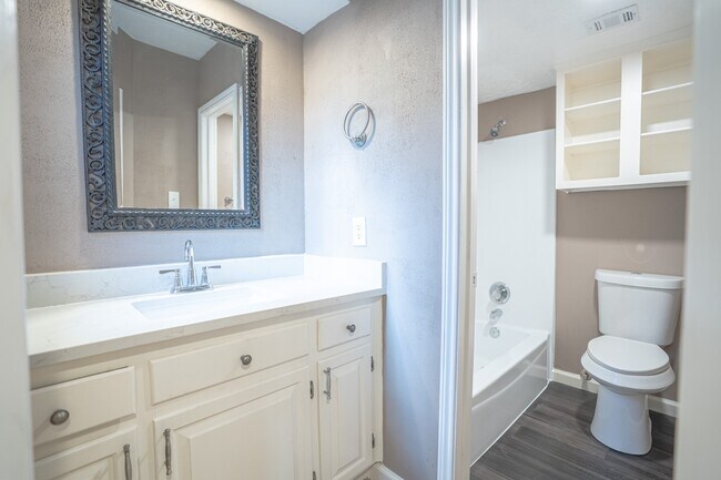 Building Photo - 928 Memorial Village Dr