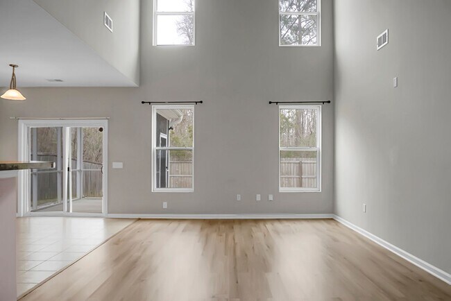 Building Photo - 3 bedrooms, 2.5 bathrooms  2-car garage in...