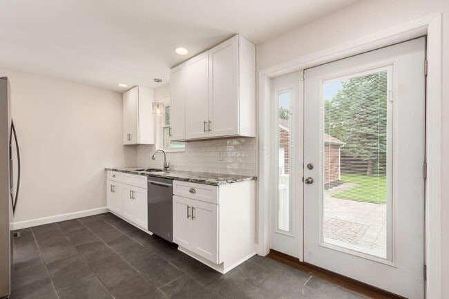 Building Photo - 336 E Weisheimer Rd