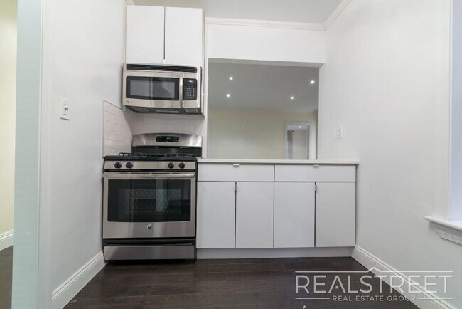 Building Photo - 2 Bed In Prime Brooklyn Heights
