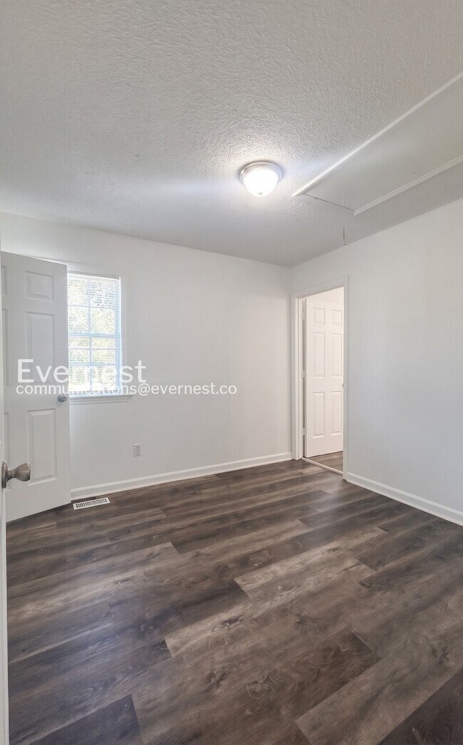 Building Photo - 3 Bed, 2 Bath Home with Off-Street Parking / Available Now!