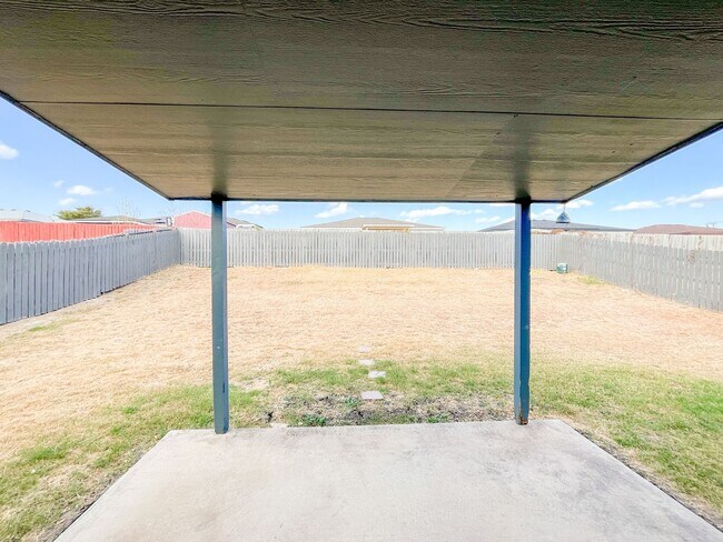 Building Photo - Available NOW!!!! Beautiful 4 bedroom, 2 bath, 2 car garage home with a privacy fenced yard and c...