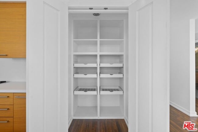 Building Photo - 900 W Olympic Blvd