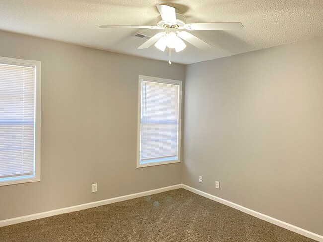 Building Photo - Great Rental....3/2 Bath, near playground,...