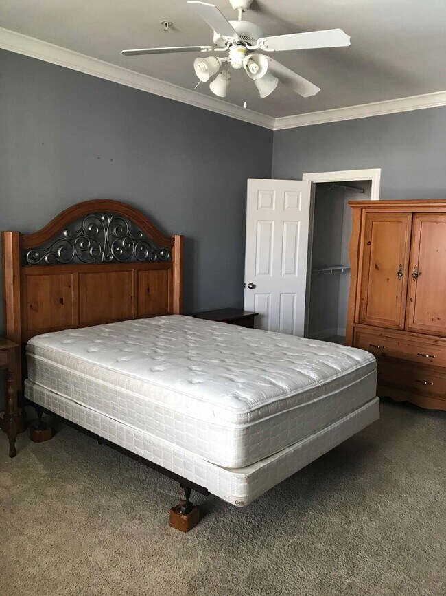 Building Photo - Spacious Condo in Fox Run Condos!