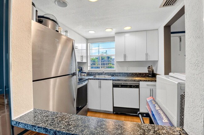 Building Photo - 1630 Embassy Dr