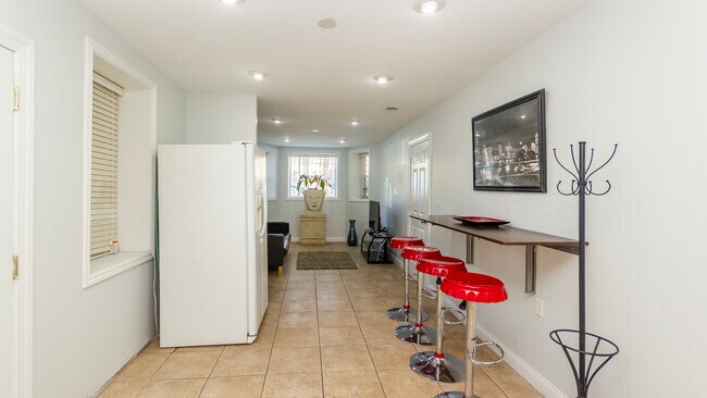 Building Photo - 3227 W Beach Ave