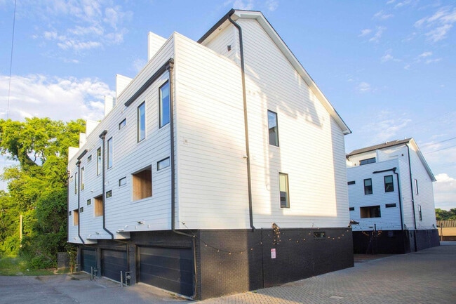 Building Photo - 776 E Argyle Ave