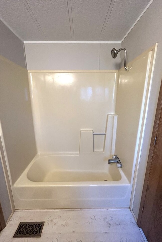 Building Photo - 2 bedroom 2 bath with large front & back y...