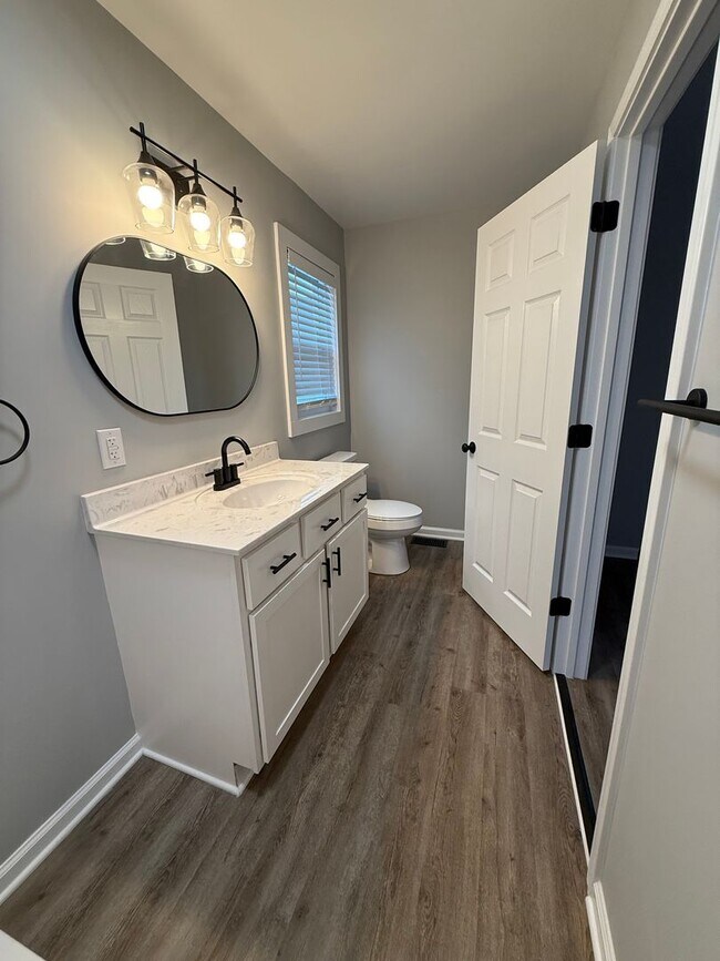 Building Photo - Newly Renovated 3 Bedroom 2 Bath w/ Flex Room Located in a Sought-after Neighborhood!