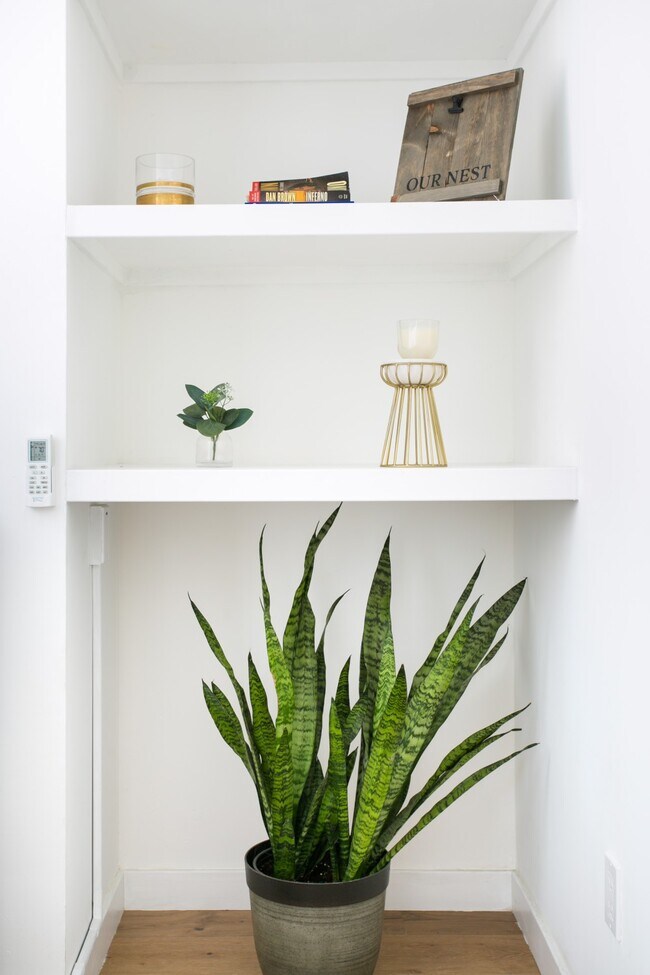 decor - 5534 Alcove Ave