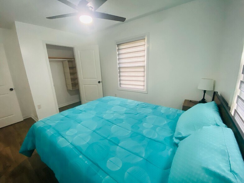 Bedroom with Queen Size bed - 311 Penniman Rd