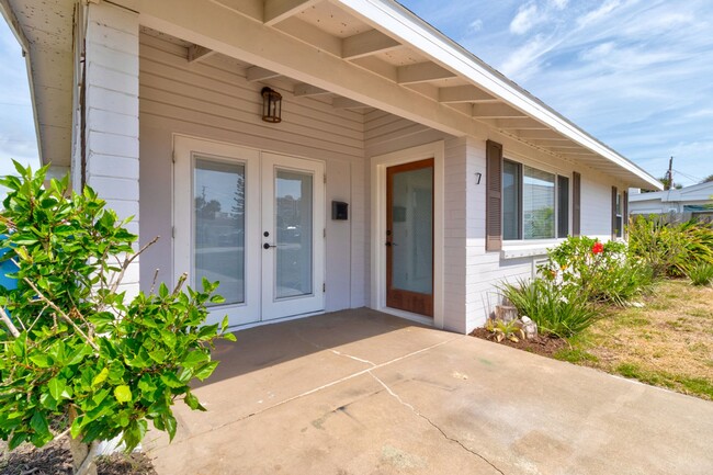 Building Photo - Charming Beachside Bungalow