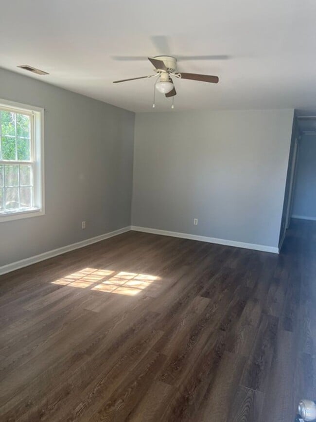 Building Photo - Cute Bungalow Convenient to Shopping & Restaurants!