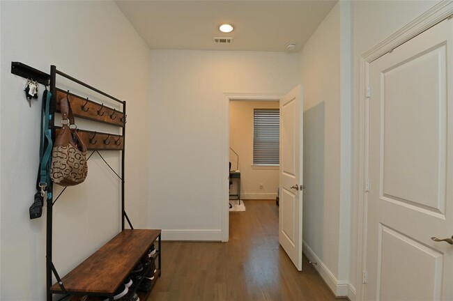 Building Photo - 1117 W 16th St