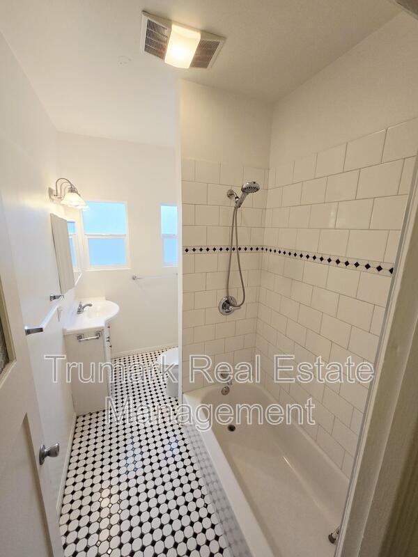 Building Photo - 4315 Avocado St